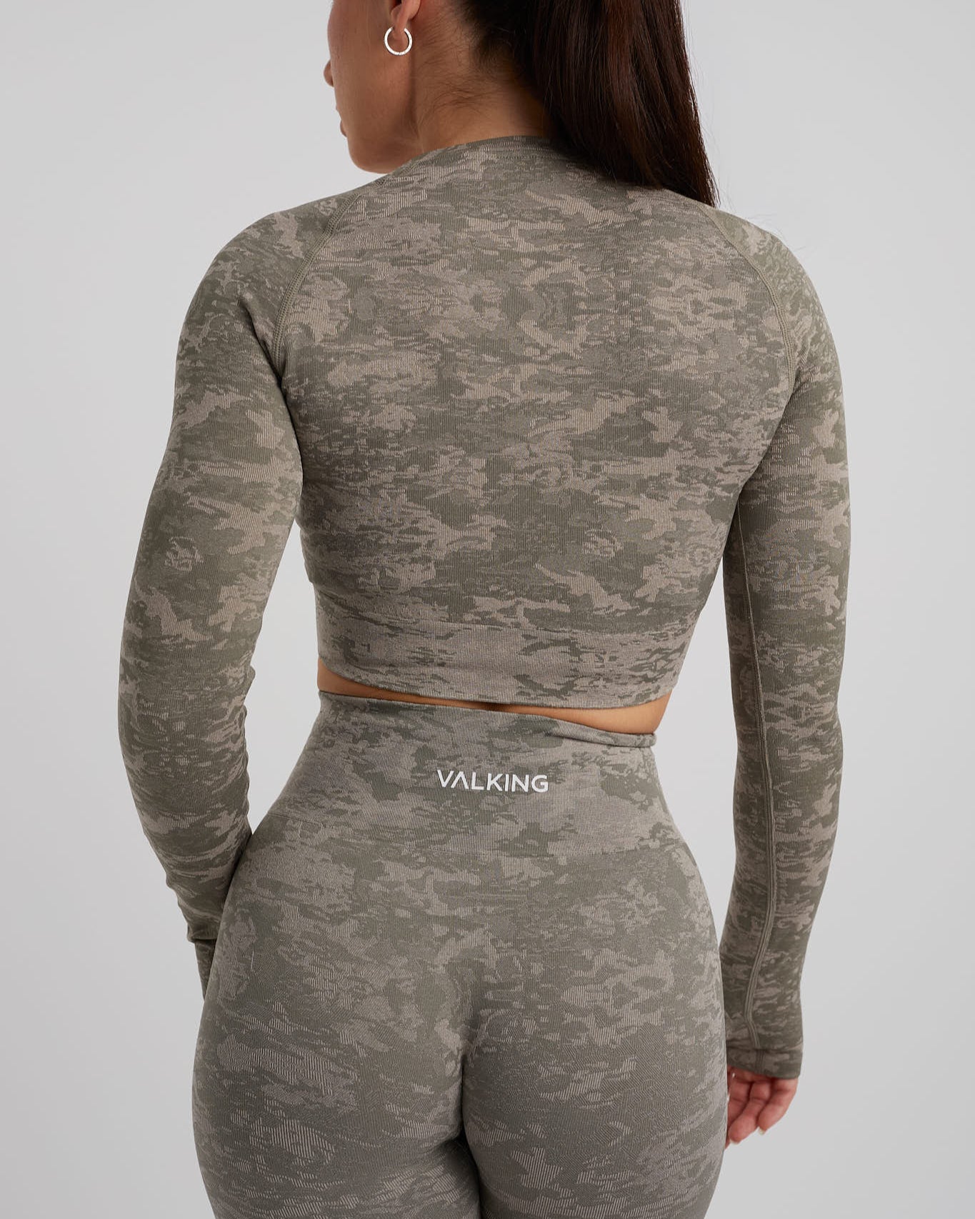 Crop top deportivo manga larga efecto militar color verde