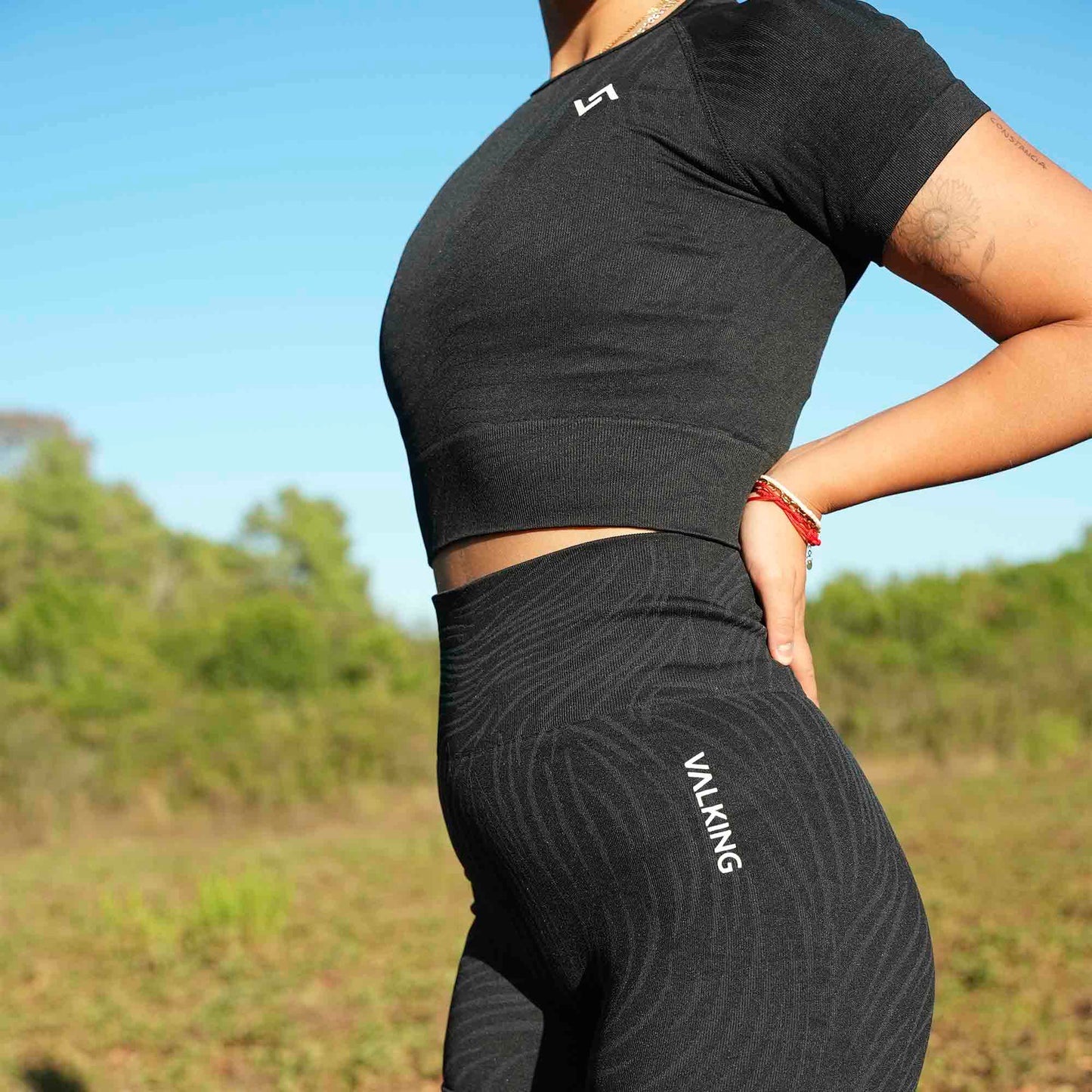 Crop_top_negro_deporte_valking
