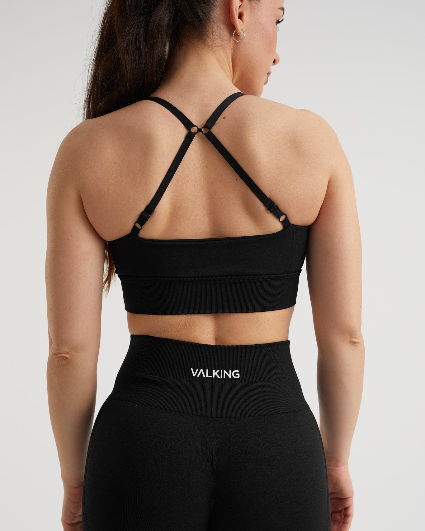 Top deportivo negro espalda cruzada