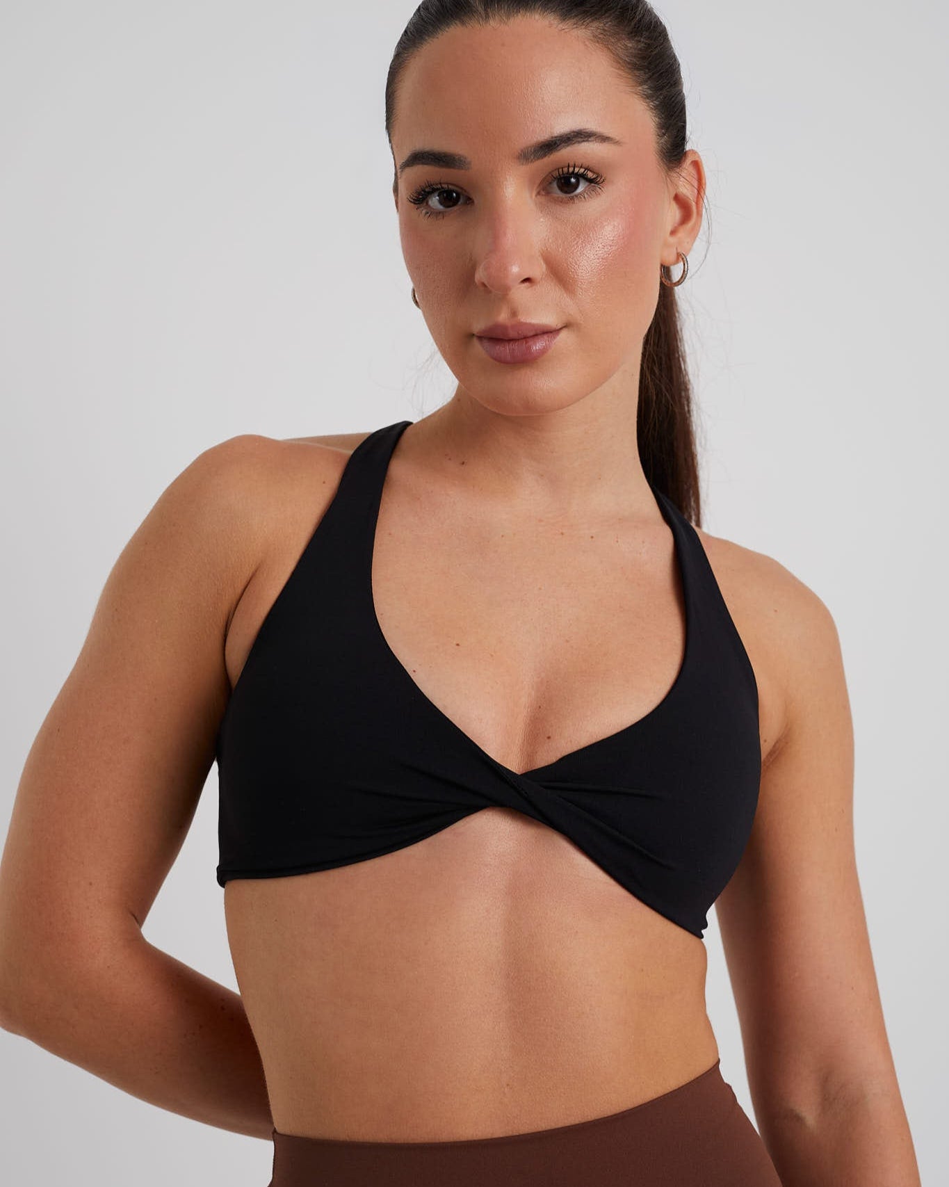 Top halter deportivo espalda cruzada para mujer