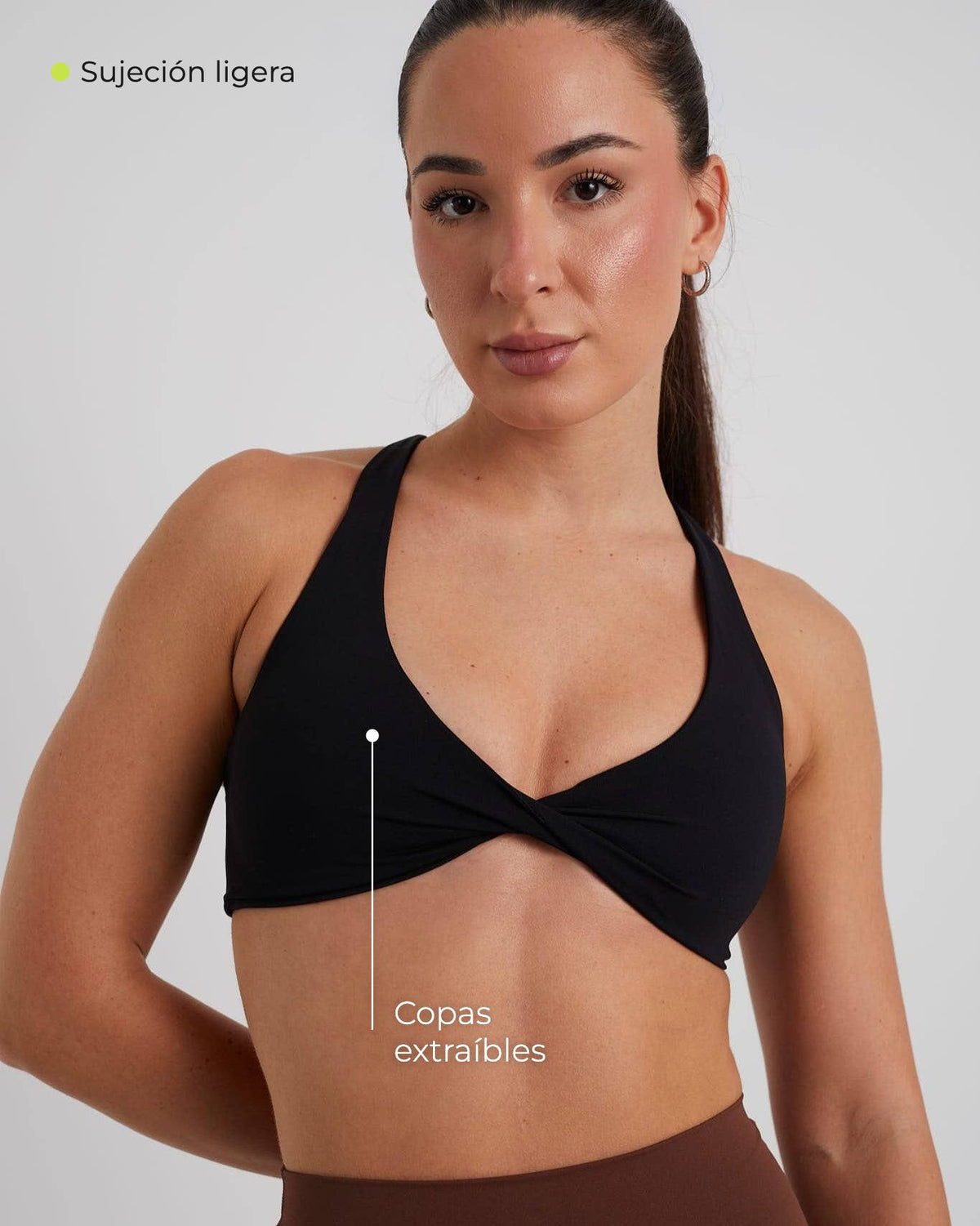 Top cruzado frontal negro con copas extraíbles y sujeción ligera