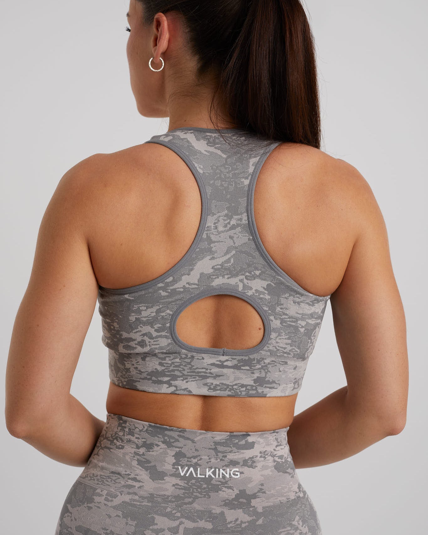 Top efecto deportivo para mujer color gris