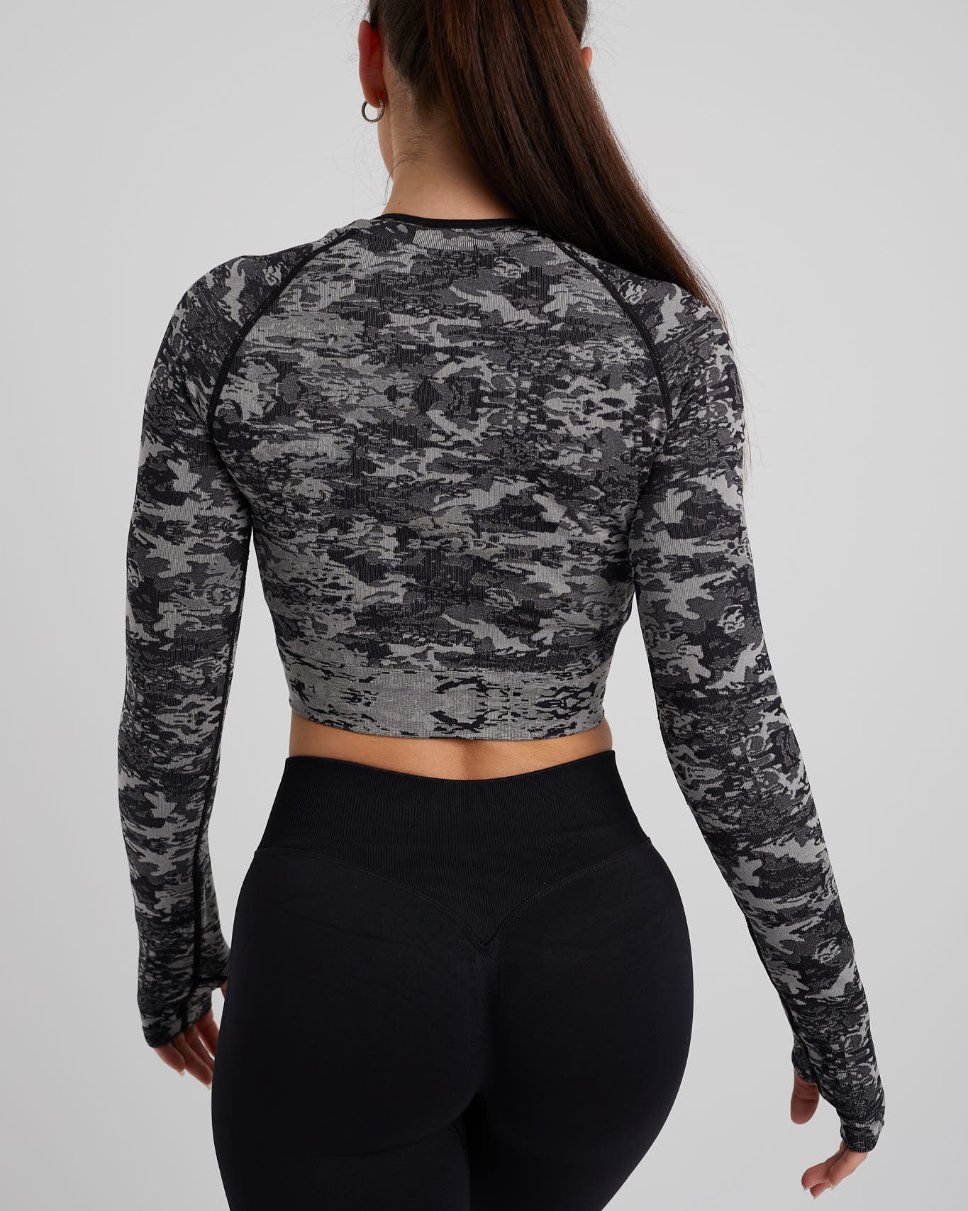 crop top manga larga negro estampado militar