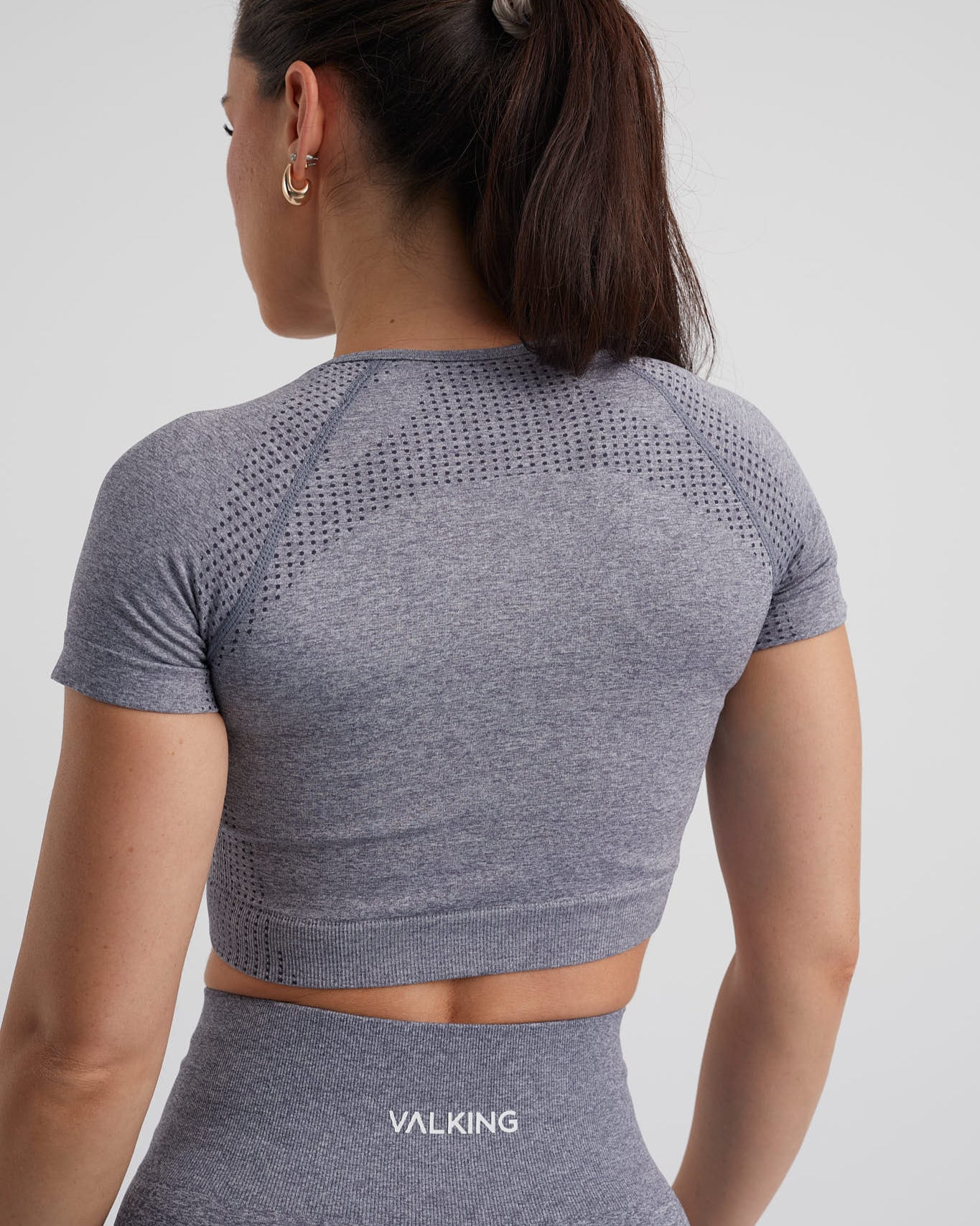 crop top deportivo color gris para mujer