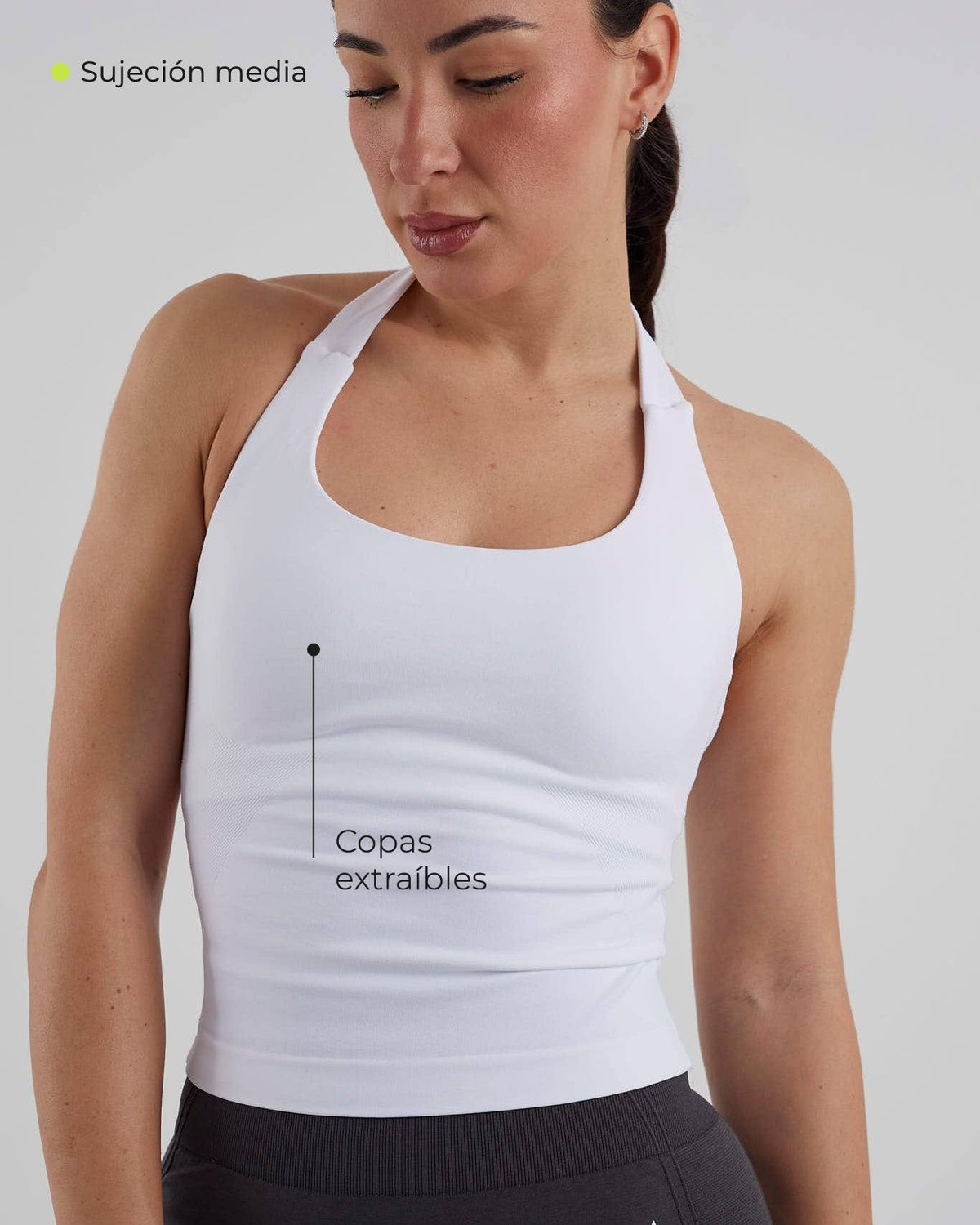 Camiseta cuello halter blanca con copas extraíbles y sujeción media