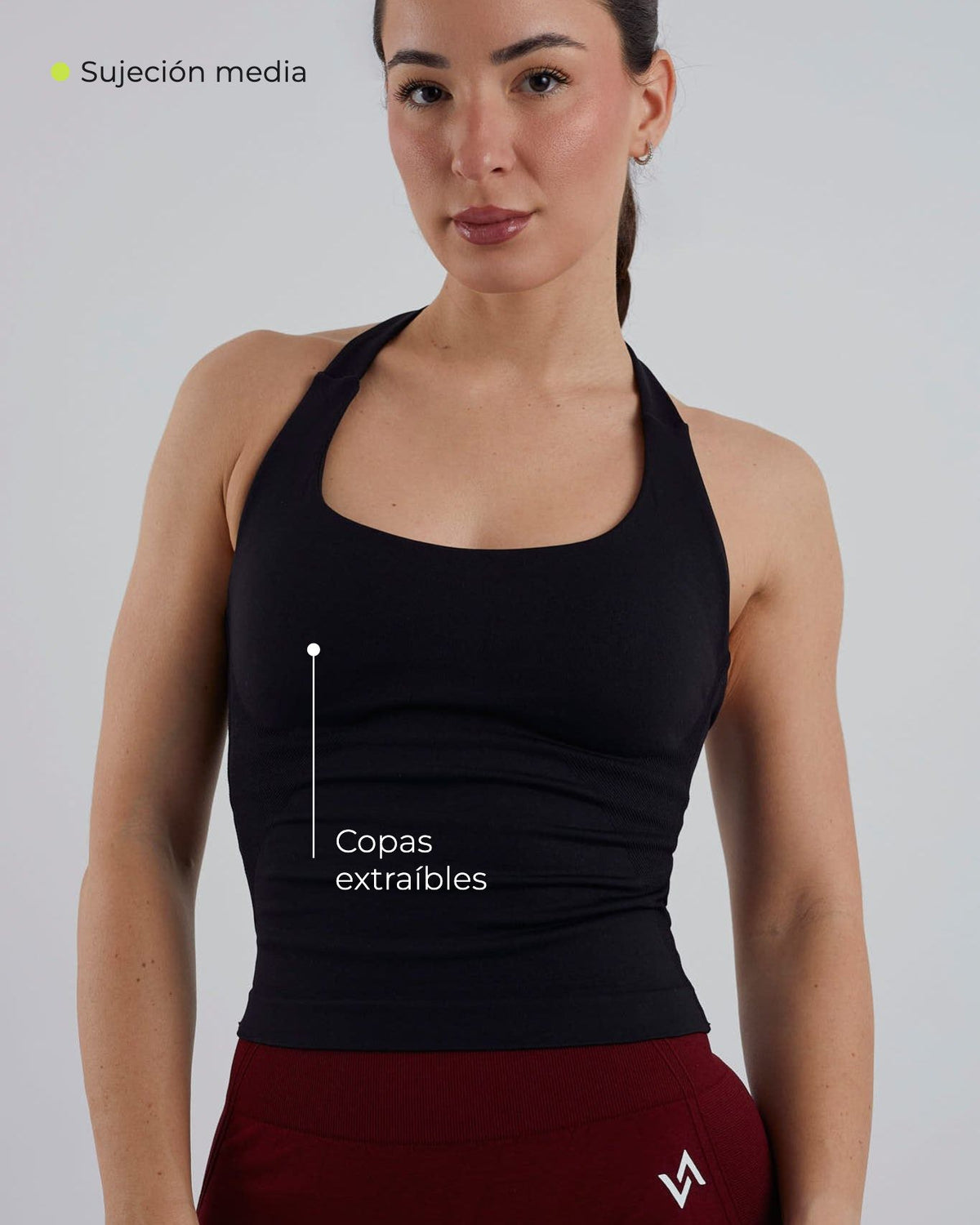Camiseta cuello halter negra con copas extraíbles y sujeción media