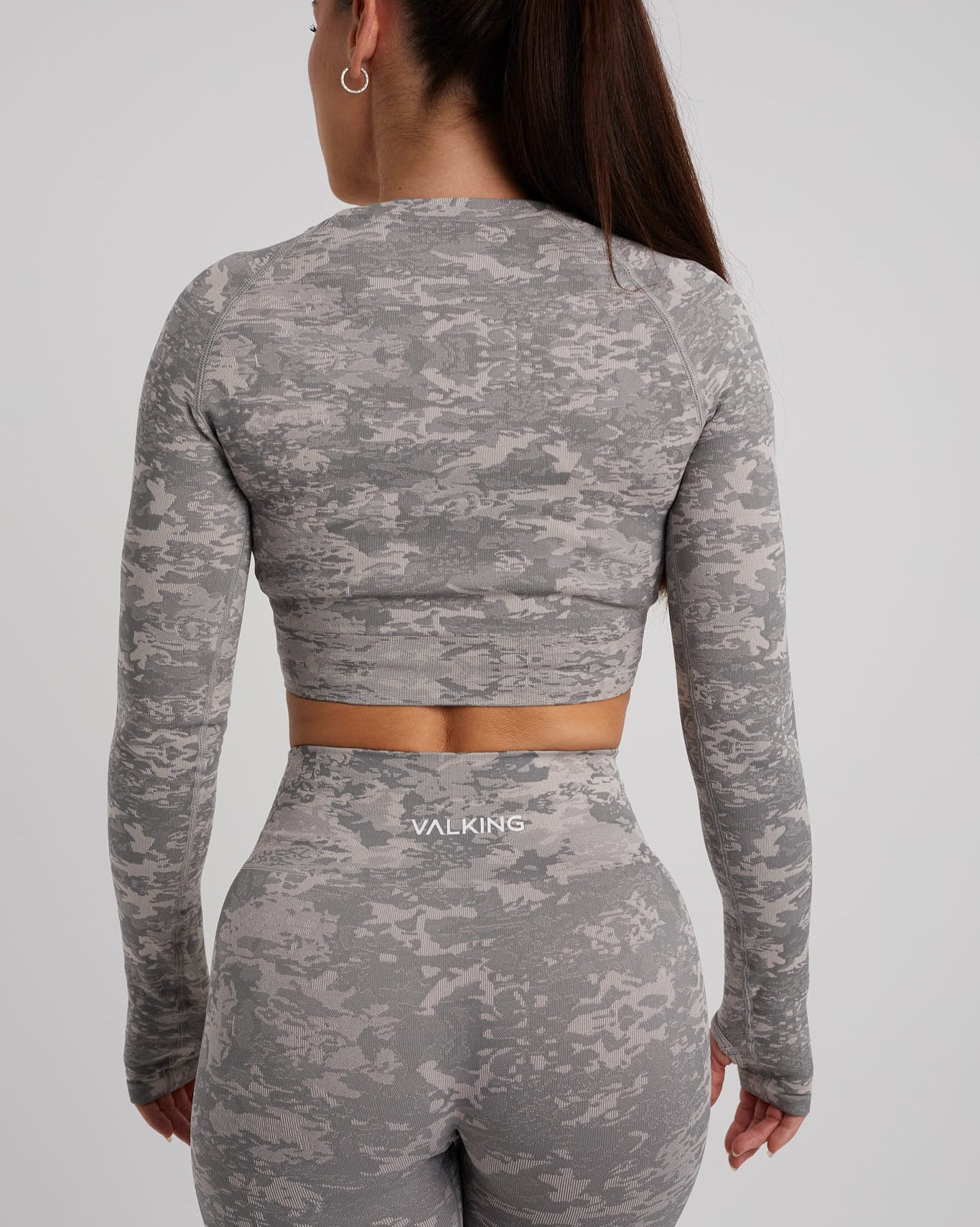 Crop top deportivo manga larga efecto militar color gris