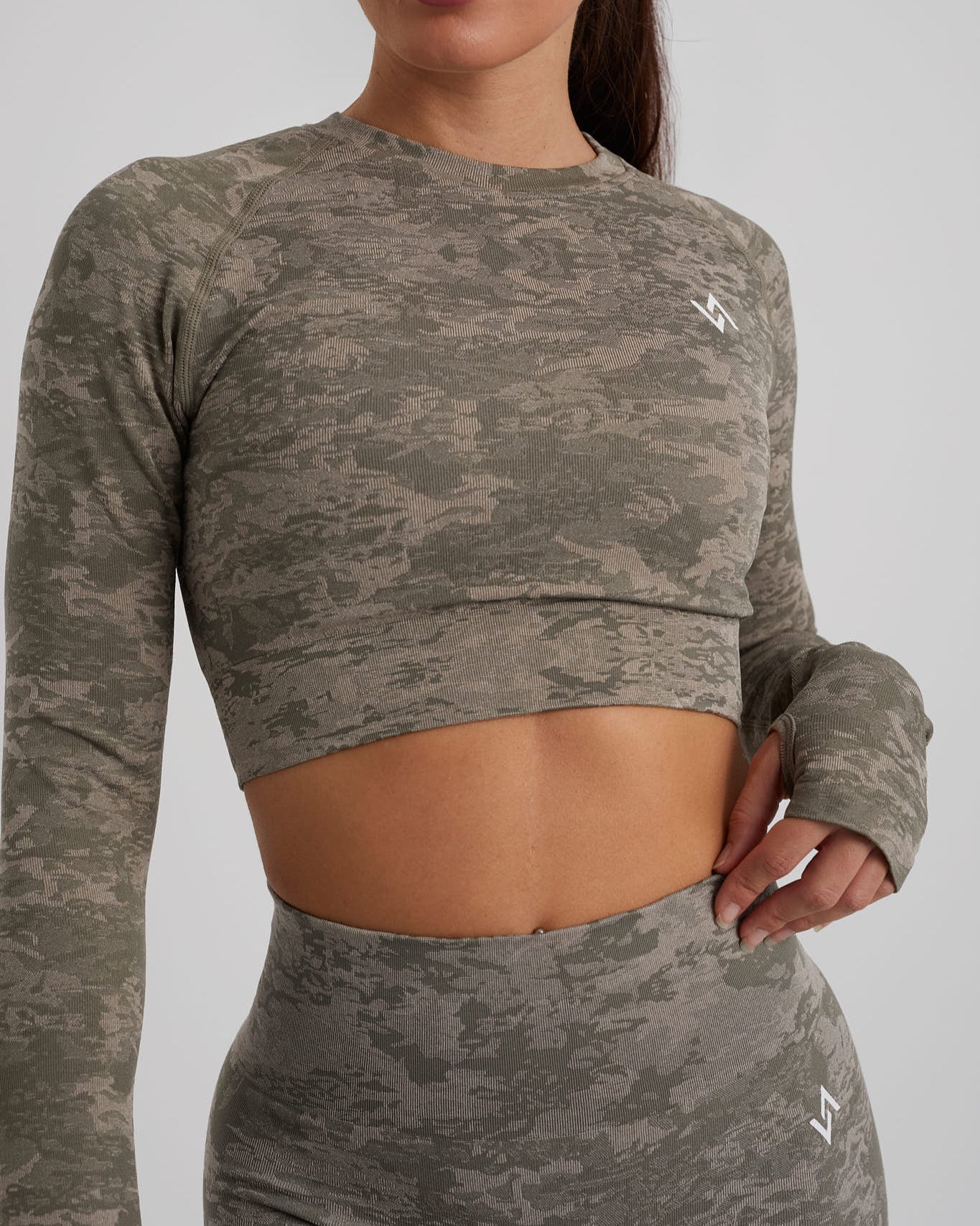 Crop top deportivo manga larga efecto militar