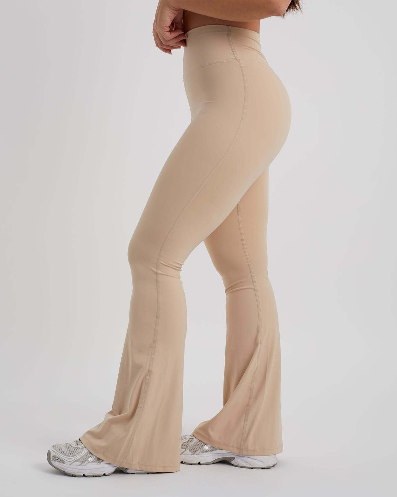Leggings acampanados color beige mujer