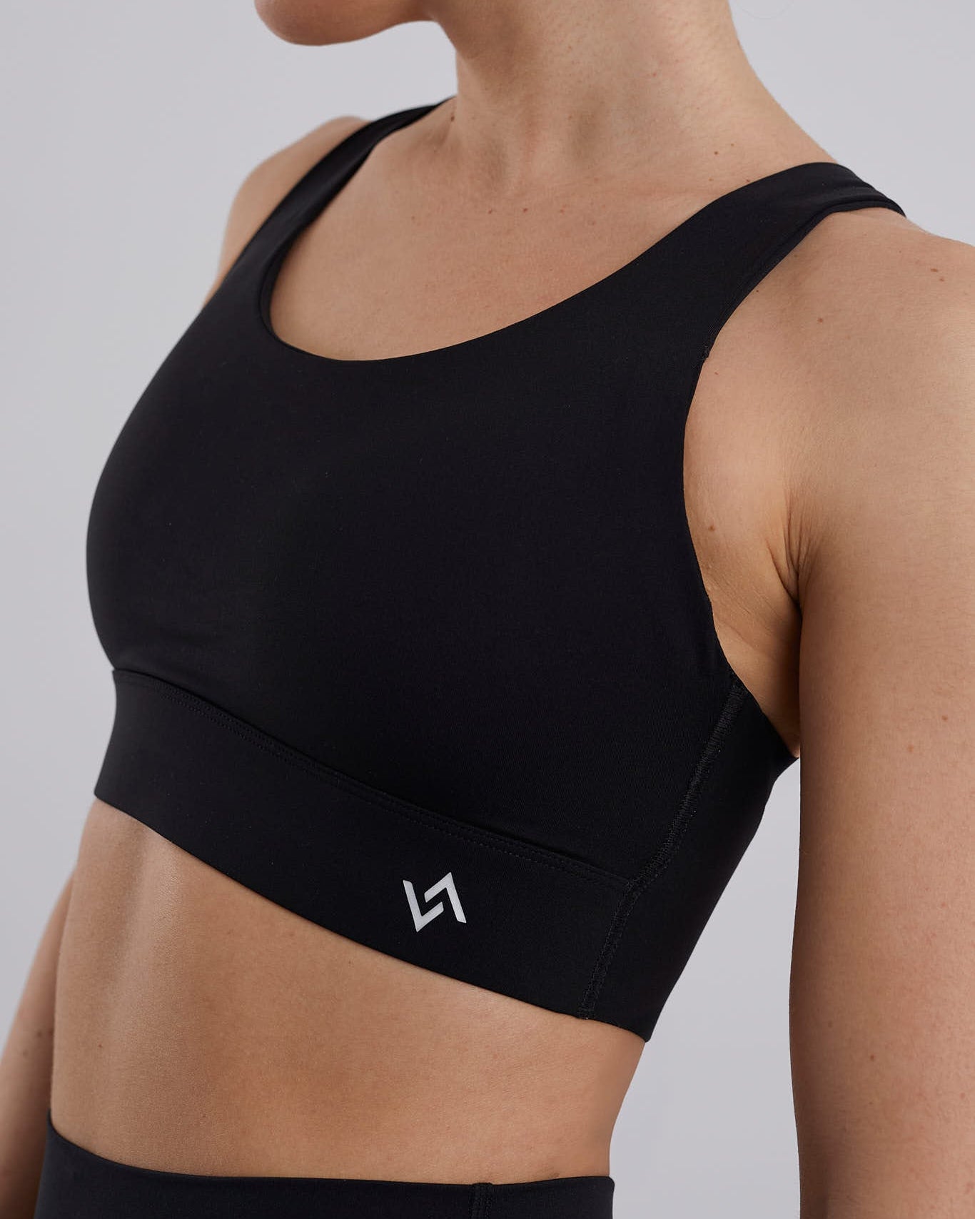 Sujetador deportivo negro alta sujeción para ejercicio intenso