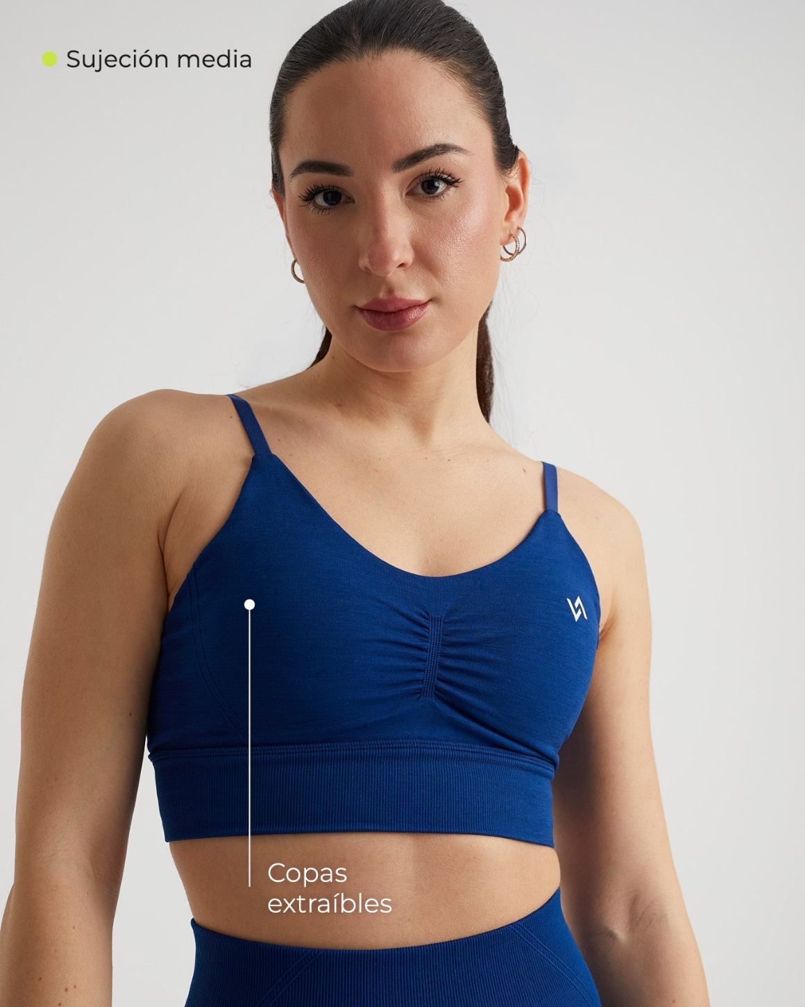 Top seamless multiposición azul con copas extraíbles y sujeción media