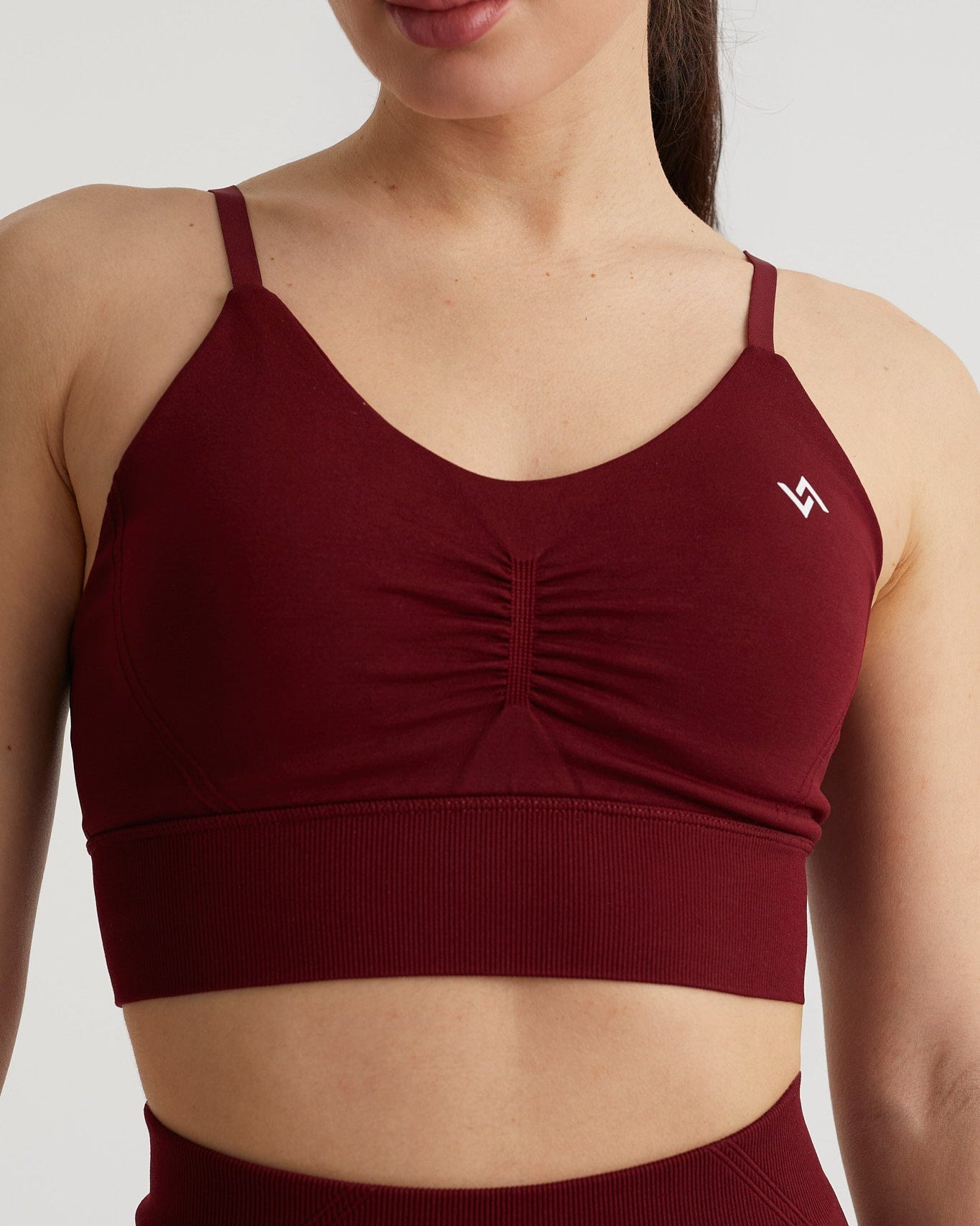 Top granate deportivo con fruncido delantero