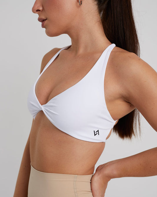 Top halter deportivo color blanco con espalda cruzada