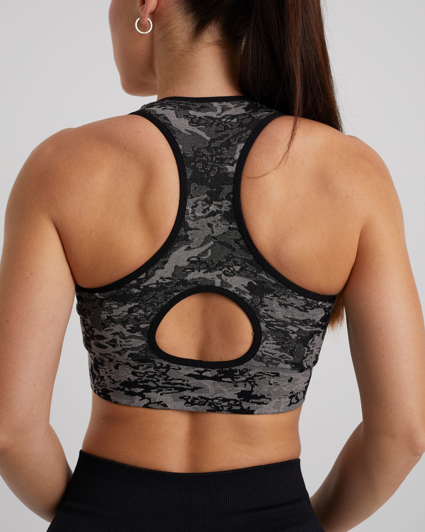 top negro deportivo de tirantes con estampado militar