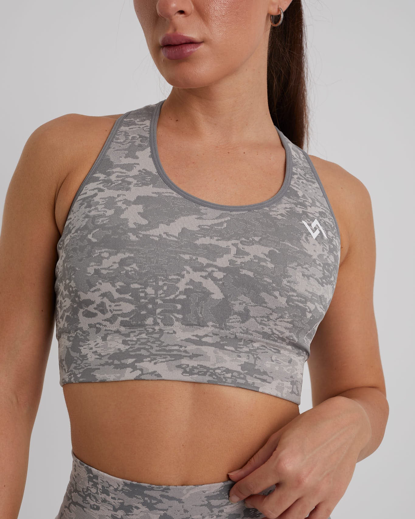 Top efecto militar color gris para mujer