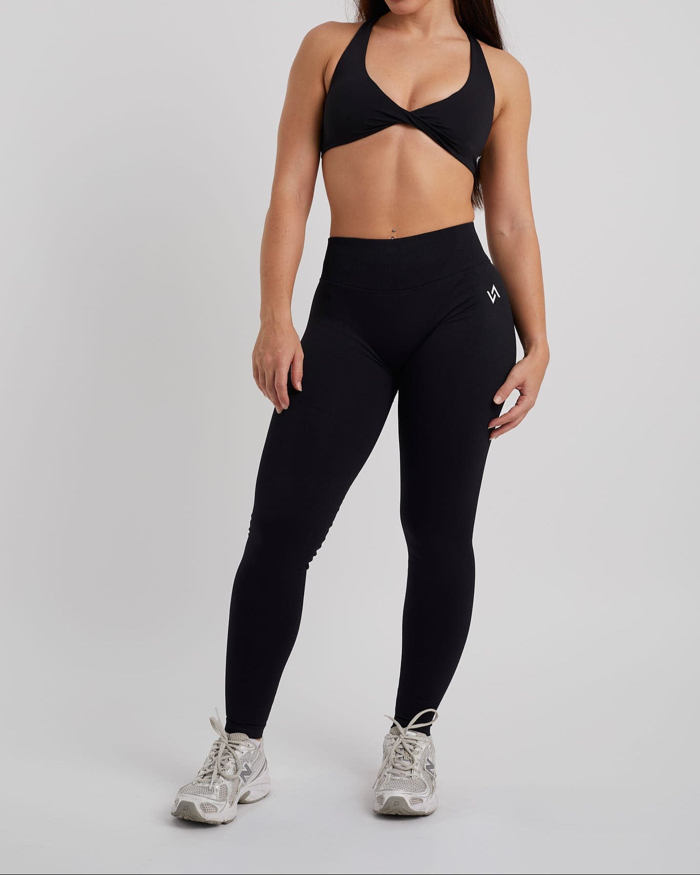 conjunto deportivo negro con leggings de tiro bajo