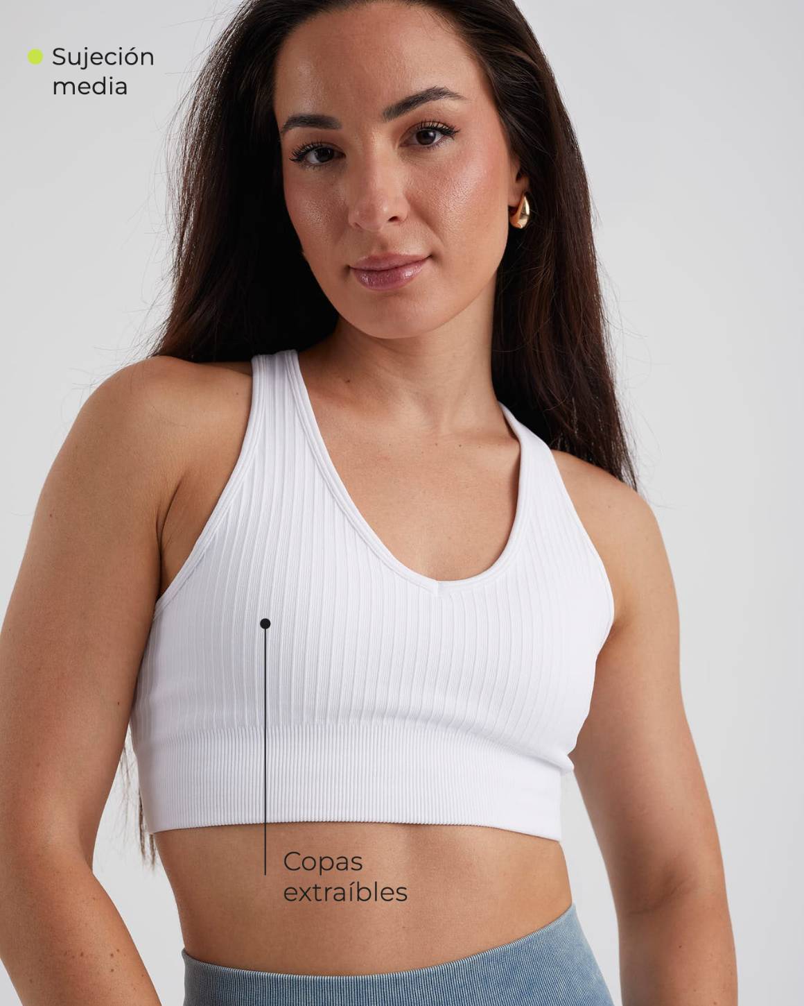 Top Essentials blanco con copas extraíbles y sujeción media