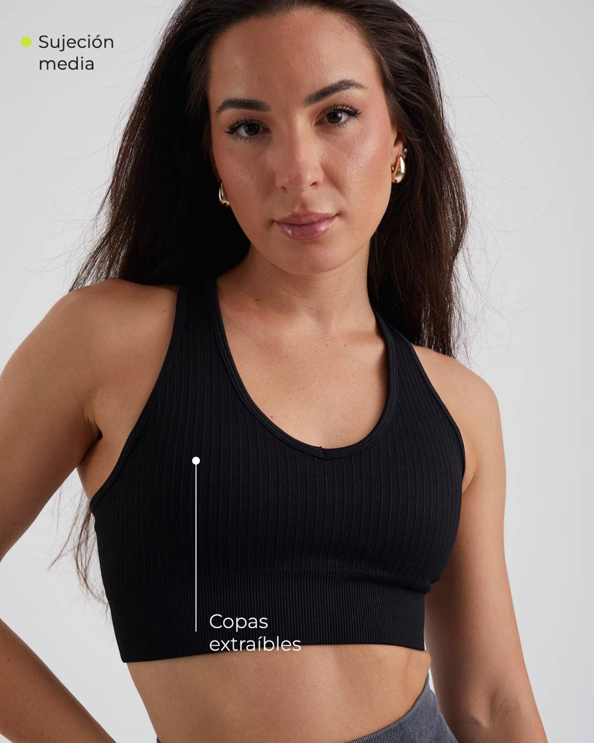 Top Essentials negro con copas extraíbles y sujeción media